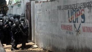 Policiers devant le siège de l'UDPS