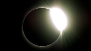 Imagen de la luna tapando el sol