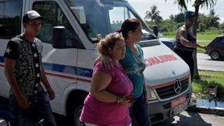 Los familiares de las víctimas esperan en el Instituto de Medicina Legal de La Habana por la identificación de los cuerpos.