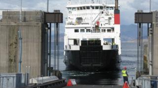 An MV Coir' Uisg' a' tighinn a-steach a dh'Armadal.