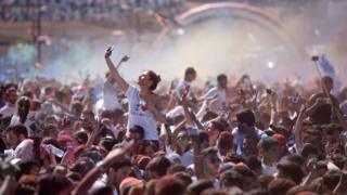 Geçen hafta Şam'da düzenlenen 'I love Damascus' (Şam'ı Seviyorum) adlı etkinlikte yüzlerce genç bir maratonun ardından konser eşliğinde dans etmişti.