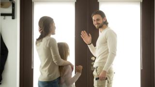 Madre e hija despidiéndose de su padre.