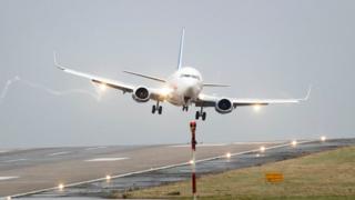 заходящий на посадку самолет
