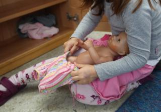 Niña con muñeca