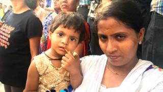 ஸ்ரீதேவியை வழியனுப்பி வைக்க காத்திருக்கும் ஆயிரக்கணக்கான ரசிகர்கள் (புகைப்படத் தொகுப்பு)