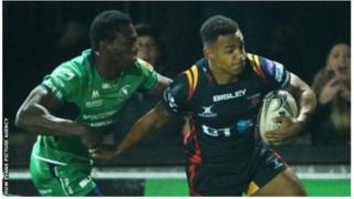 Ashton Hewitt (ar y dde)