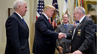 Donald Trump recevant les Shérifs de Comté, ici avec John Aubrey, shérif du Compté du Kentucky