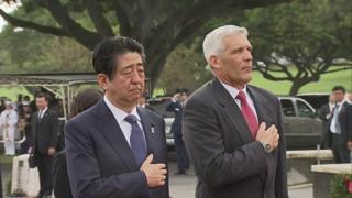 米国立太平洋記念墓地で、管理責任者のジェイムズ・ホートン氏と並んで献花する安倍首相(26日)