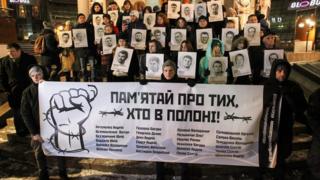 Учасники акції "Пам'ятай про тих, хто в полоні" на підтримку українських моряків і всіх українських в'язнів в РФ