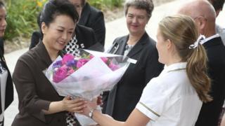 Ravenswood school captain Sarah Haynes presenting flowers to Xi Jinping's wife Madame Peng Liyuan