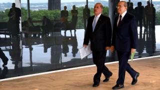 Onyx Lorenzoni (na foto, à esq.) e Eliseu Padilha caminham em corredor durante encontro onde discutiram transição de governos, em Brasília