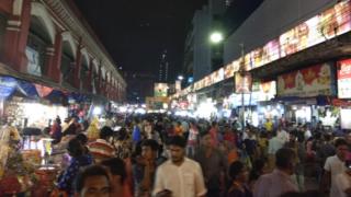 ভারতের কোলকাতার দোকানগুলো ঈদকে ঘিরে ছিল বাংলাদেশী ক্রেতাদের ভিড়ে সরগরম।