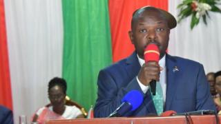 Umunsi inzego z'umutekano zariko zimwipfuriza umwaka mushasha, Petero Nkurunziza yarashimiye ingabo z'u Burundi ku kungene bakoranye