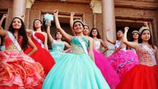 Jóvenes vestidas de quinceañeras ante el capitolio de Texas, Estados Unidos, el miércoles 20 de julio.