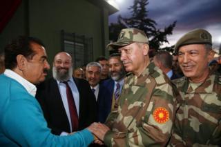 Erdoğan sınır birliklerini sanatçılar ve Genelkurmay Başkanı Hulusi Akari le beraber ziyaret etti