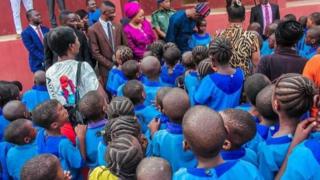 Gomina makinde n ba awọn akẹkọ sọrọ