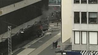 Une fumée épaisse s'élevait de ce lieu entouré par la police d'un périmètre de sécurité, selon les images des télévisions.