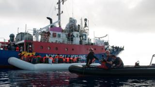 Мигранты на надувной лодке на борту спасательного судна Lifeline в море 21 июня 2018 года