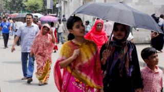 ঢাকার রাস্তার ফুটপাতগুলো হাঁটার উপযুক্ত নয়, অভিযোগ অনেকের