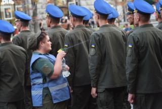 Военная медсестра охлаждает военнослужащих на репетиции парада ко Дню независимости