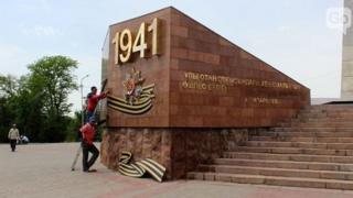 Chimkent shahrida ta'mirdan so'ng o'rnatilgan Georgiy tasmasi ramzi olib tashlangan