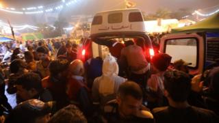 Tahrir Meydanı'nda yaralılara bir ambulanstaki sağlık görevlileri müdahale ediyor (6 Aralık 2019)