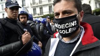 Les protestataires, en grève depuis 3 mois, ont investi la rue pour appuyer leurs revendications socio-professionnelles.