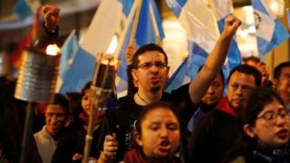 Protesta en Guatemala para pedir la dimisión del presidente Jimmy Morales por su gestión del desastre tras la erupción del Volcán de Fuego.