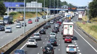 Selon les forces de sécurité, une forte odeur d'alcool se dégageait de l'habitacle