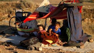 Перемещенные сирийцы из провинции Дераа ждут во временном лагере недалеко от города Нассиб, чтобы пересечь границу Иордании (1 июля 2018 года)
