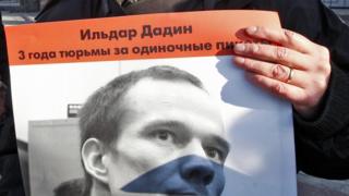 Плакат с Ильдаром Дадиным