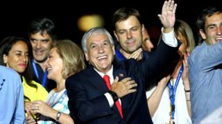 Sebastian Pinera zaferini kutluyor