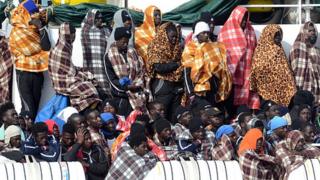 Des migrants survivants sur le point d'être débarqués au port de Catane, sur l'île de Sicile, en mars 2017, suite à une opération de sauvetage en Méditerranée.