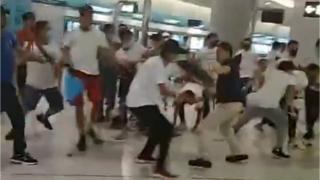 香港新界元朗晚間也爆發衝突。網絡上多個視頻顯示,一批身著白衣、戴口罩人士用棍棒追打市民。