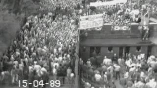 Система видеонаблюдения, демонстрирующая скопление фанатов за турникетами в день катастрофы в Хиллсборо