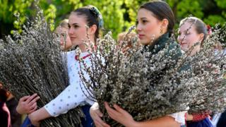 Традиция святить вербу есть не только в Украине. На фото - Венгрия