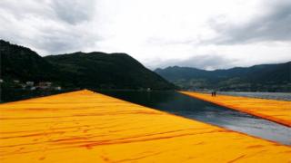 Vista de la instalación los "Muelles Flotantes" del artista búlgaro Christo en el lago Iseo, Italia.