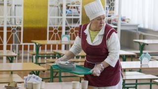 Кухар у шкільній їдальні