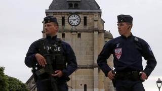 Французская полиция CRS возле пострадавшей церкви возле Руана, 27 июля 16