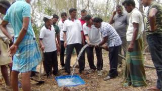வனப்பகுதிகளில் ஏற்பட்டுள்ள வறட்சி காரணமாக காட்டு மிருகங்கள் நீர் தேடி மக்கள் குடியிருப்பு பகுதிகளை நோக்கி அண்மைக் காலமாக வருகை தரத் தொடங்கியிருக்கின்றன.