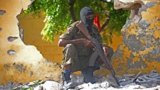 Un soldat somalien en faction sur une base attaquée par Al Shabaab en 2015 (illustration)