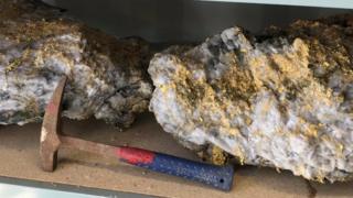 A gold-bearing rock estimated at about C $ 4 million (2.3 million pounds)