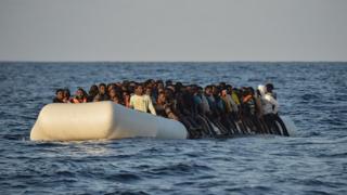 Un bateau de migrants en méditerranée