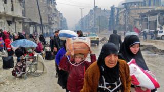 Moradores de Aleppo fogem de um bairro a outro da cidade em meio a batalha por retomada