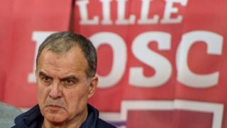 Bielsa con un cartel del Lille detrás.