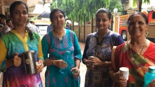 बचावपथकाला पाणी देणाऱ्या स्त्रिया