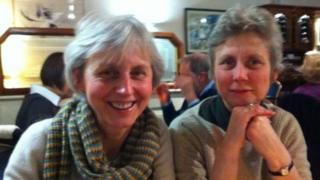 Catherine Utley e a irmã, Ginda. Elas querem ter o direito de registrar a união civil