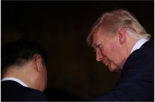 习近平和特朗普在海湖庄园交流互动。