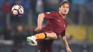 Totti avait fait ses débuts en Serie A en mai 1993, à 16 ans, et n'a jamais joué pour un autre club que la Roma