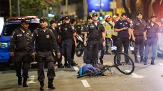 Un hombre yace muerto cerca del estadio Maracaná.